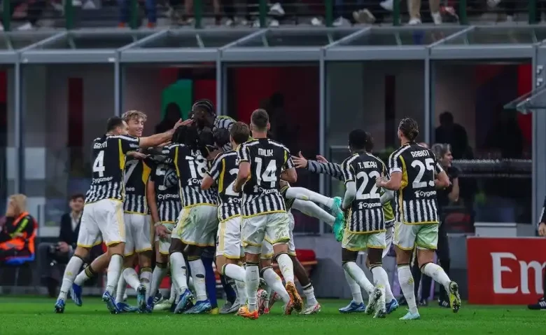 L'esultanza dei bianconeri al gol di Locatelli in Milan-Juventus