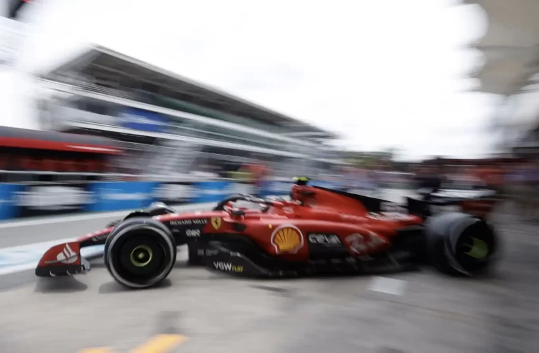 Carlos Sainz trascina la Ferrari in testa nella sessione di prove libere del Gran Premio di San Paolo di questa settimana