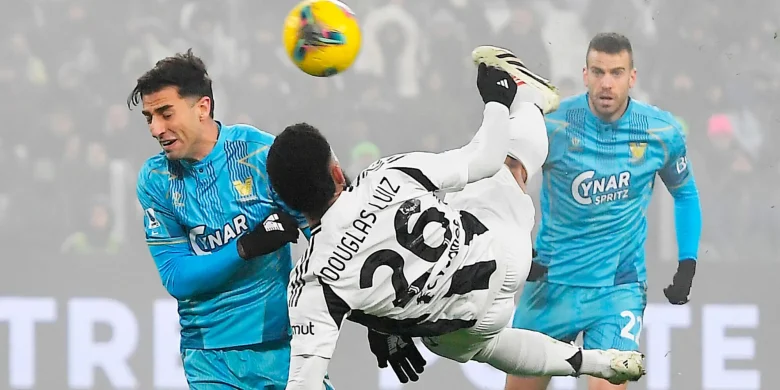 Juventus-Douglas Luiz agli sgoccioli ed un rapporto mai sbocciato: sarà multato per non essersi presentato al ritiro