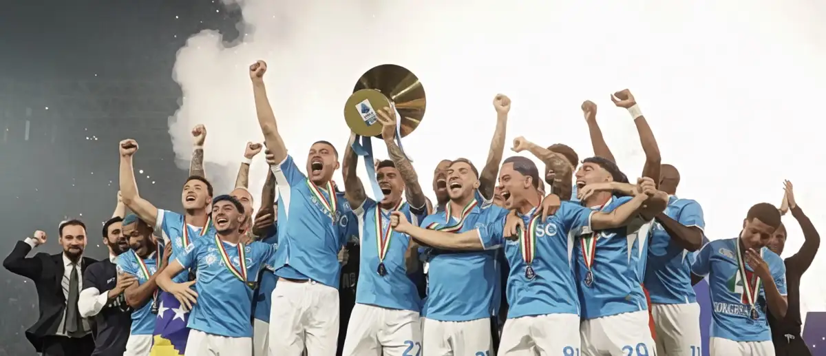 Il Napoli festeggia il suo quarto scudetto, sotto la guida di Antonio Conte